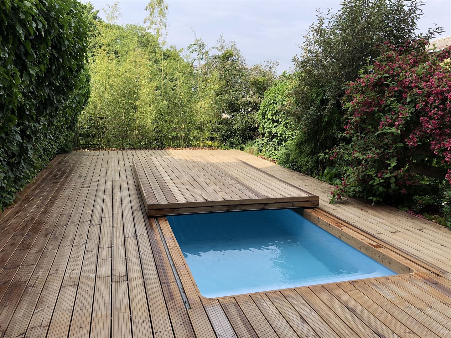 Realization of pool roofing